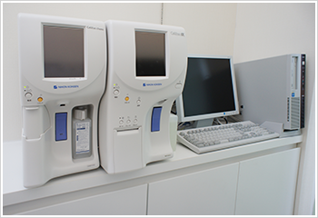 CRP測定器（左）と全自動血球計数器（右）
